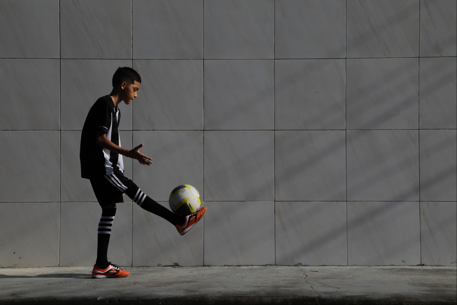 FORTALEZA-CE, BRASIL, 26-06-2024: Kayck Bruno, sósia do jogador Erick Pulga em sua casa no bairro Vila Velha. (foto: Beatriz Boblitz/O Povo)