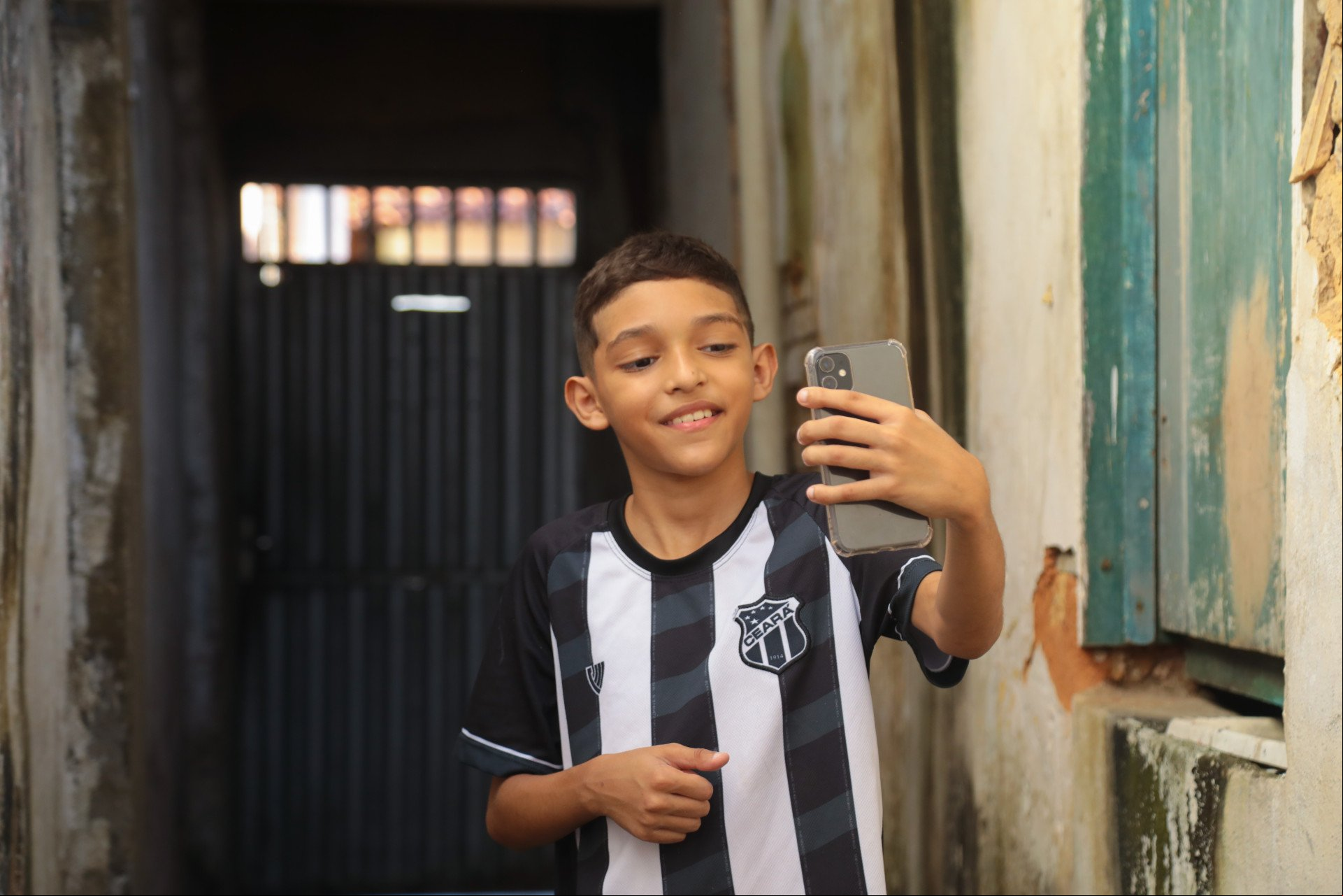 FORTALEZA-CE, BRASIL, 26-06-2024: Kayck Bruno, sósia do jogador Erick Pulga em sua casa no bairro Vila Velha. (foto: Beatriz Boblitz/O Povo) FORTALEZA-CE, BRASIL, 26-06-2024: Kayck Bruno, sósia do jogador Erick Pulga em sua casa no bairro Vila Velha. (foto: Beatriz Boblitz/O Povo)