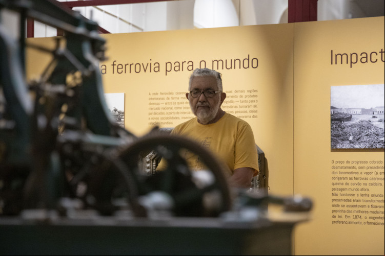 Artista Descartes Gadelha visita o Museu Ferroviario