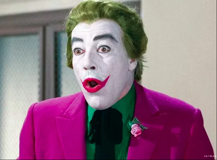 Nos anos 1960, por exemplo, foi a primeira vez que o Coringa foi transposto para a mídia audiovisual, na série clássica do Batman. O ator Cesar Romero deu um tom mais cômico e caricato ao vilão.