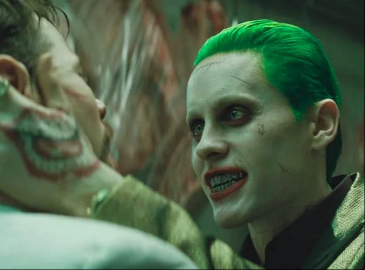 Depois, em 2016, Jared Leto interpretou o personagem em Esquadrão Suicida, trazendo uma versão mais moderna e controversa do Coringa.