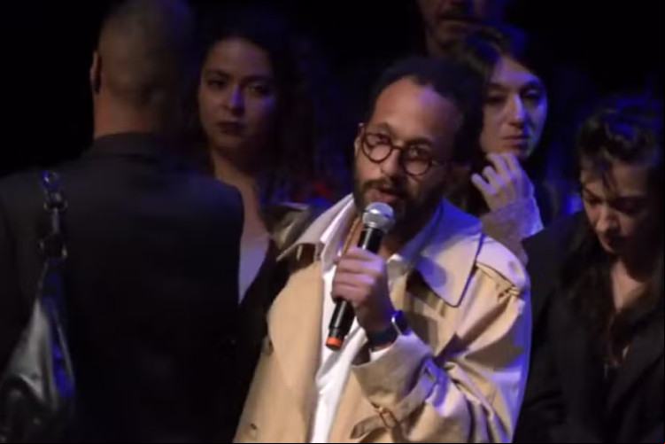 Ator é acusado de roubo durante premiação e revistado ainda no palco