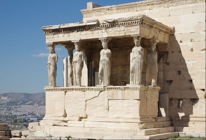 Além do Partenon, a Acrópole abriga outros importantes monumentos, como o Erecteion (foto), conhecido por suas Cariátides, e o Templo de Atena Nice, dedicado à deusa Atena.