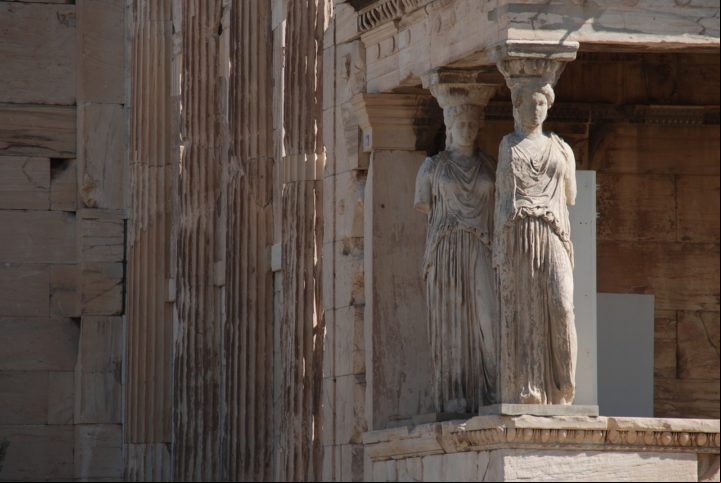 O Partenon, dedicado à deusa Atena Parthenos, protetora da cidade, é um exemplo magnífico da arquitetura dórica e abriga esculturas elaboradas por Fídias, um dos mais célebres escultores da Grécia Antiga.