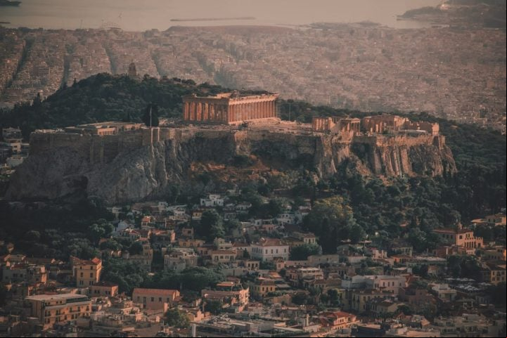 A palavra acrópole significa literalmente cidade alta. Por conta da posição privilegiada, ela serviu como uma cidadela fortificada desde o período neolítico, oferecendo proteção contra invasores.