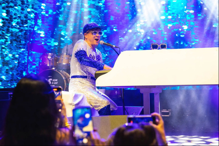 Cover de Elton John, Rogério Martins se apresenta em espetáculo em Fortaleza dedicado ao cantor no mês de julho