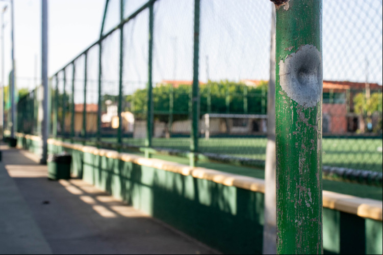 MARCAS de tiros nas grades da areninha do Jardim Violeta. Uma mulher de 48 anos e uma criança de 10 anos morreram no local e oito crianças e adolescentes saíram feridas