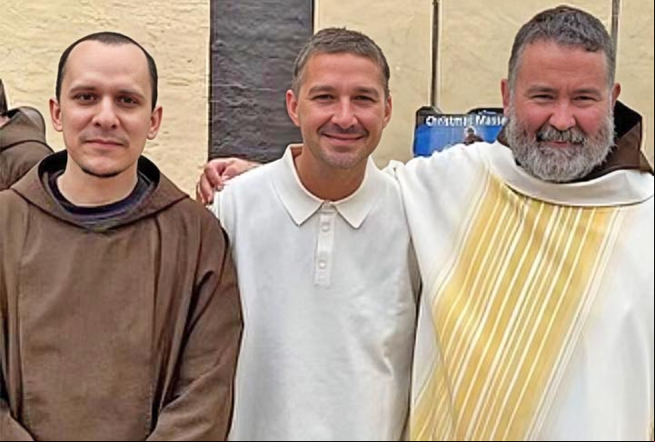 A página “Franciscanos Capuchinhos - Província da América Ocidental” no Facebook postou fotos da cerimônia “de confirmação” com o ator na Paróquia Old Mission Santa Ines, em Solvang, no estado da Califórnia.