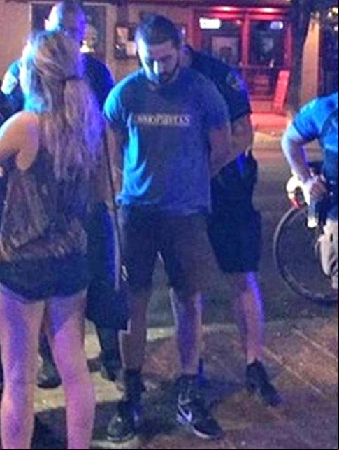 Em 2015, o ator natural de Los Angeles chegou a ser preso por intoxicação pública durante um festival de música no Texas. De acordo com o site TMZ, LaBeouf estava alterado, com comportamentos estranhos, e saiu correndo quando dois policiais o avistaram.