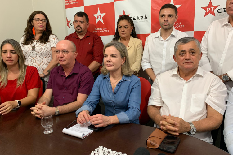Gleisi Hoffmann realiza