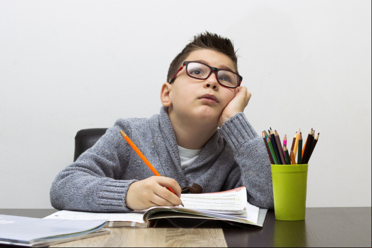 Na infância, o TDAH está relacionado a dificuldades no aprendizado escolar e no relacionamento com os colegas, pais e professores