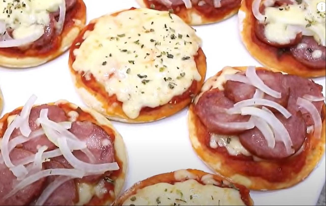 Dica número 4: Evite alimentos gordurosos e doces - Sim, nós sabemos que esse tipo de alimento é saboroso e chama muito a atenção. Porém, eles são vilões nessa história e vão atrapalhar sua caminhada até o objetivo final. Tente diminuir o máximo possível ou até mesmo não comer mais alimentos gordurosos e doces.