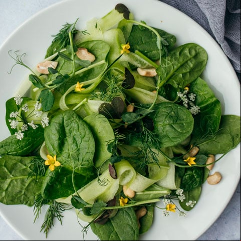 Dica número 7: Coma verduras e legumes - Já falamos sobre a importância de uma dieta balanceada e, os principais alimentos são as verduras e os legumes. Eles são muito saudáveis e, além disso, são poucos calóricos, então vão trazer saciedade sem afetar negativamente o seu corpo.