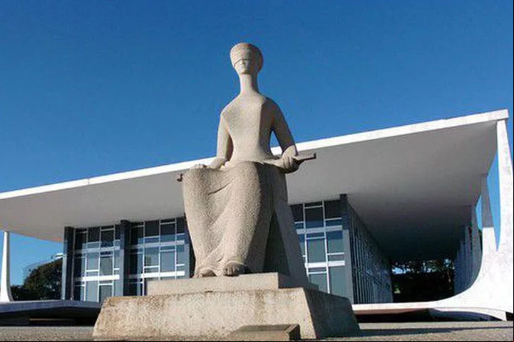 Em 2021, cortes orçamentários do governo Bolsonaro impediram a realização. Em 2022, por decisão do Supremo Tribunal Federal (STF), o governo federal liberou R$ 2,3 bilhões para o IBGE iniciar os trabalhos