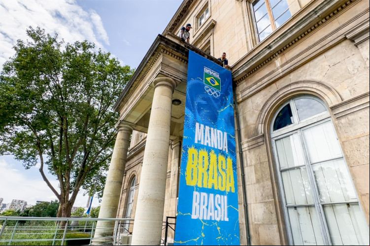 2024.07.10 - Jogos Olímpicos de Paris 2024 - Château. Montagem do bandeirão na base de apoio ao Time Brasil em Saint-Ouen. 2024.07.10 - Jogos Olímpicos de Paris 2024 - Château. Montagem do bandeirão na base de apoio ao Time Brasil em Saint-Ouen.
