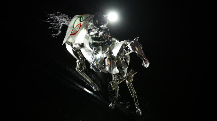 Saiba quem foi a figura com o cavalo prateado nas Olimpíadas 2024 Saiba quem foi a figura com o cavalo prateado nas Olimpíadas 2024
