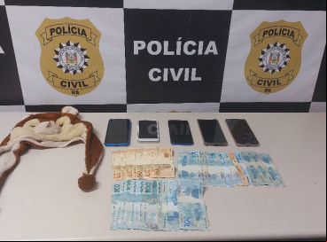Adolescente utilizava máscara de raposa para despistar câmera de agência bancária. O valor sacado foi integralmente restituído à vítima 