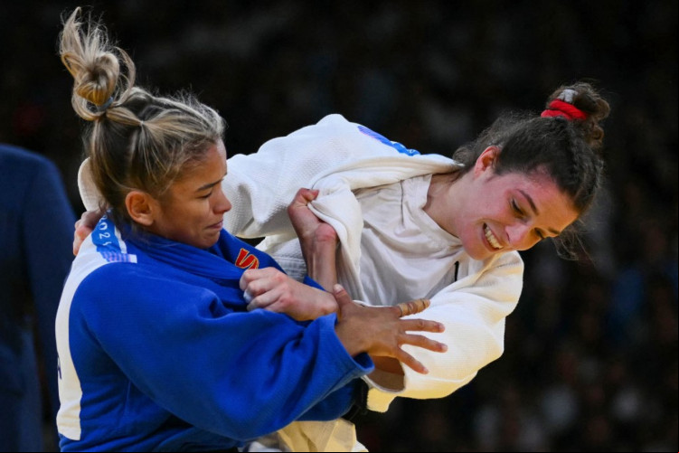 Larissa caiu para a repescagem após uma derrota para a atual campeã olímpica, a sa Amandine Buchard