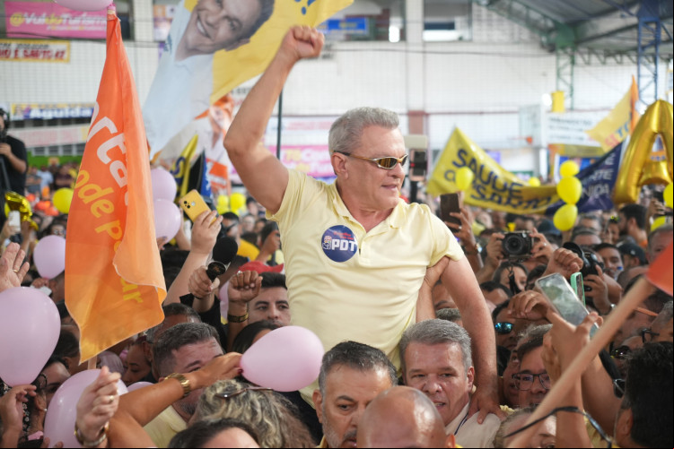 Prefeito SDarto chega à convenção carregado e de óculos Juliet Prefeito SDarto chega à convenção carregado e de óculos Juliet