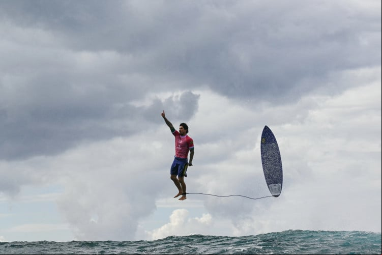 Gabriel Medina se manteve na frente durante a 5ª bateria e conquistou 9.90 no primeiro tubo, maior nota do torneio olímpico na modalidade