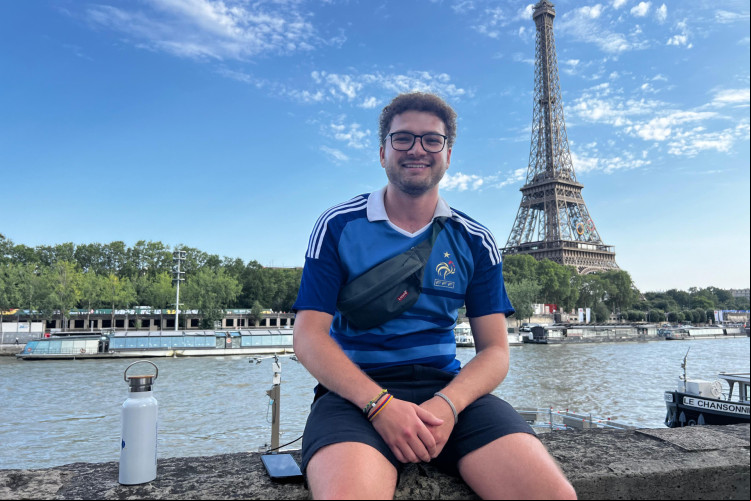 Brasileiro Lucas Verget no Rio Sena, em Paris Brasileiro Lucas Verget no Rio Sena, em Paris