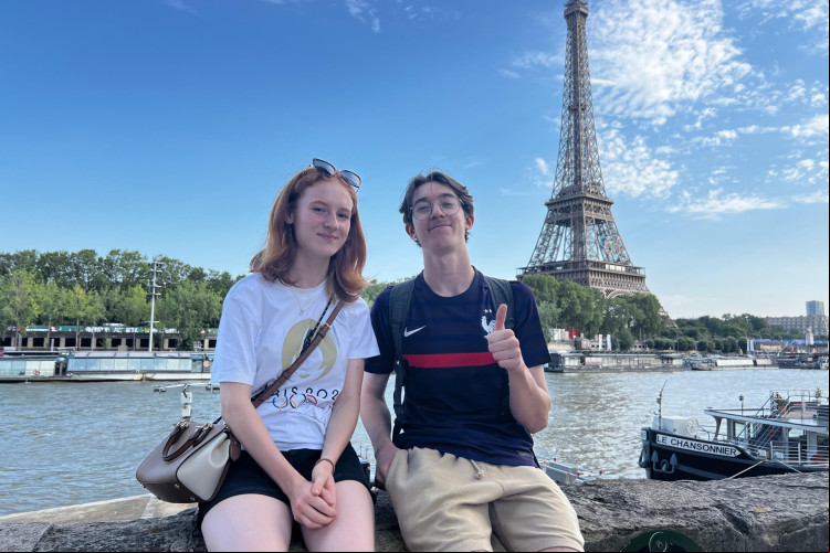 Casal francês Bastien e Elina no Rio Sena, em Paris Casal francês Bastien e Elina no Rio Sena, em Paris