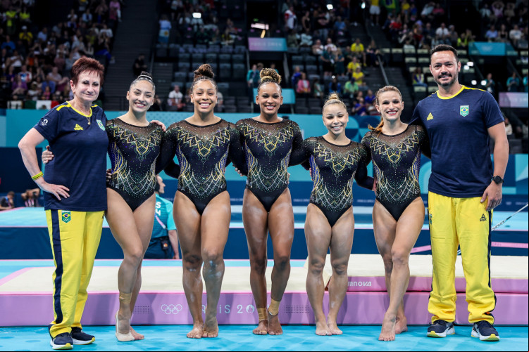Equipe da ginástica artística feminina do Brasil nas Olimpíadas Paris 2024. Na foto, (E-D) a treinadora Iryna Ilyashenko, Júlia Soares, Lorrane Oliveira, Rebeca Andrade, Flavia Saraiva e Jade Barbosa e o treinador Francisco Porath Neto posam para foto
