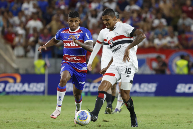 Hércules e Luiz Gustavo disputam lance no jogo Fortaleza x São Paulo, no Castelão, pelo Campeonato Brasileiro Série A 2024 Hércules e Luiz Gustavo disputam lance no jogo Fortaleza x São Paulo, no Castelão, pelo Campeonato Brasileiro Série A 2024