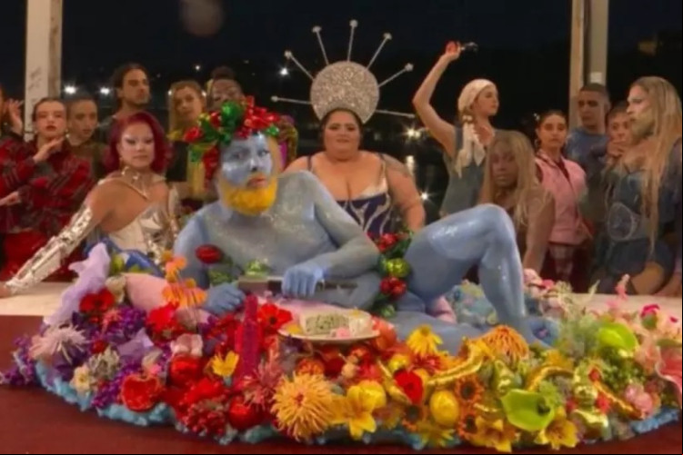 O cantor francês Philippe Katerine durante sua performance na abertura das Olimpíadas 2024