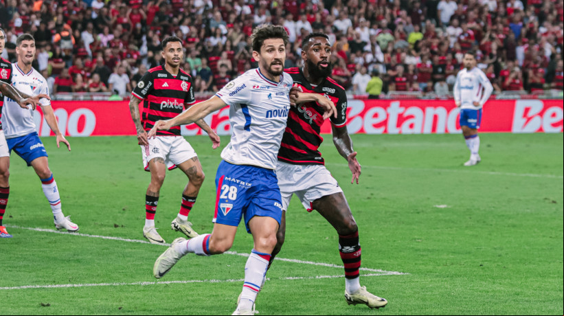 Pedro Augusto e Gerson disputam lance no jogo Flamengo x Fortaleza, no Maracanã, pelo Campeonato Brasileiro Série A 2024