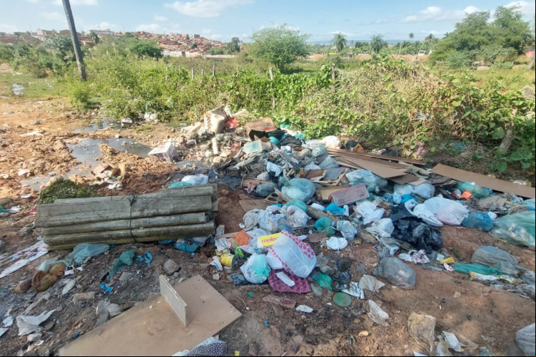 Terreno baldio se torna ponto de lixo e preocupa moradores em Juazeiro do Norte