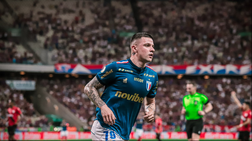 Atacante Renato Kayzer no jogo Fortaleza x Atlético-GO, no Castelão, pelo Campeonato Brasileiro Série A 2024