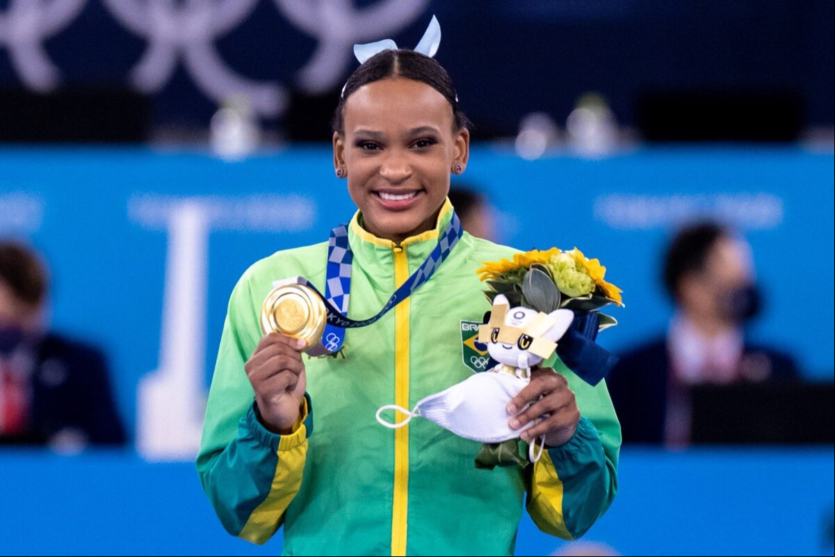 A ginástica brasileira festejou uma inédita medalha no individual geral em Tóquio 2020. A conquista foi de Rebeca Andrade, que levou a ouro na disputa. Não satisfeita, ela ainda faturou a prata no salto. Até então, nenhuma ginasta brasileira havia subido ao pódio mais de uma vez na mesma edição.