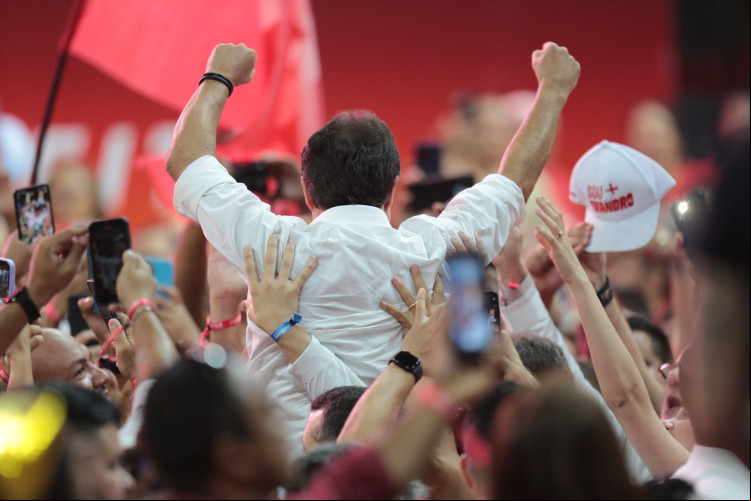 Evandro Leitão chega à convenção levado por militantes