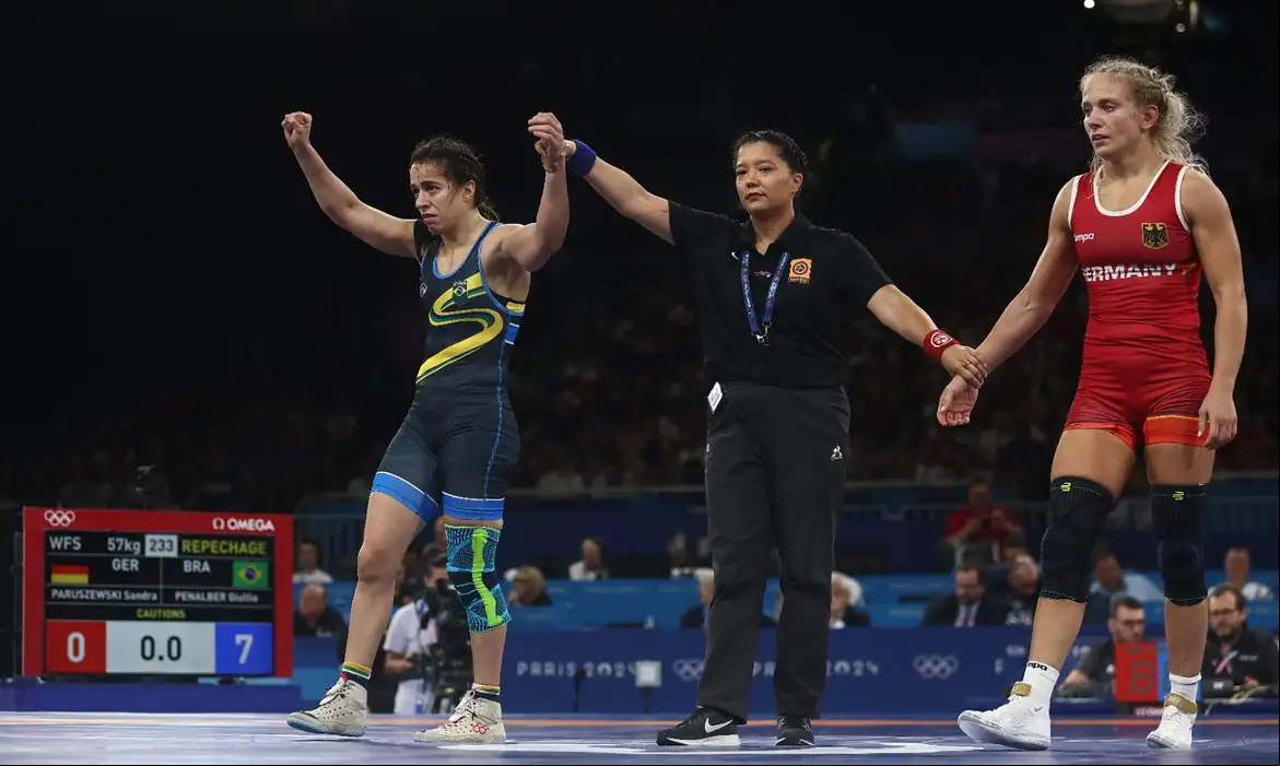 Giullia Penalber avança e luta pelo bronze no wrestling nesta sexta 