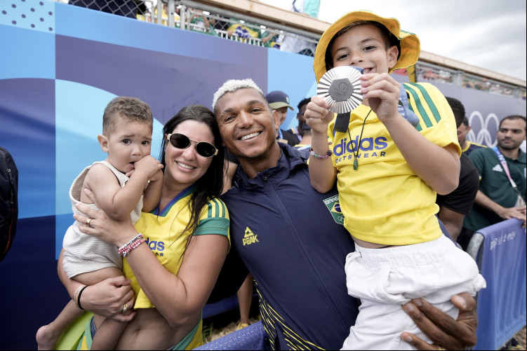 Isaquias comemora com a esposa Laiana e os filhos Sebastian e Luigi