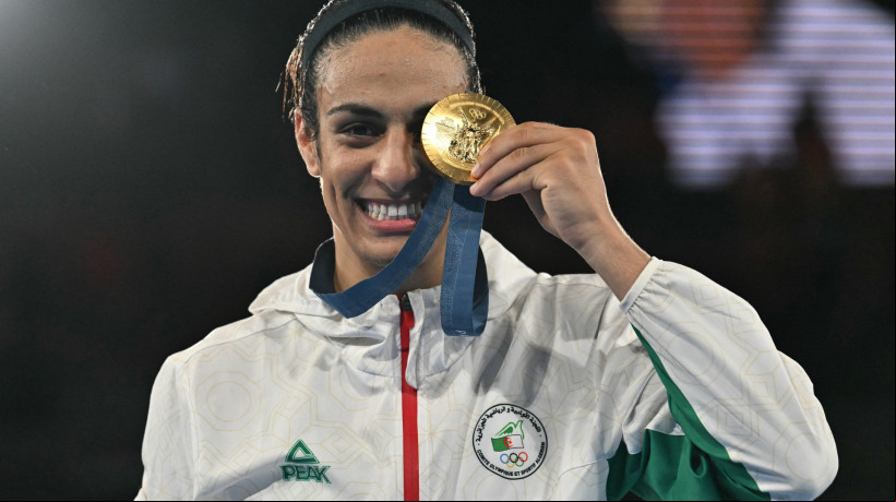 A argelina Imane Khelif comemora após conquistar o primeiro ouro de seu país em uma Olimpíada  