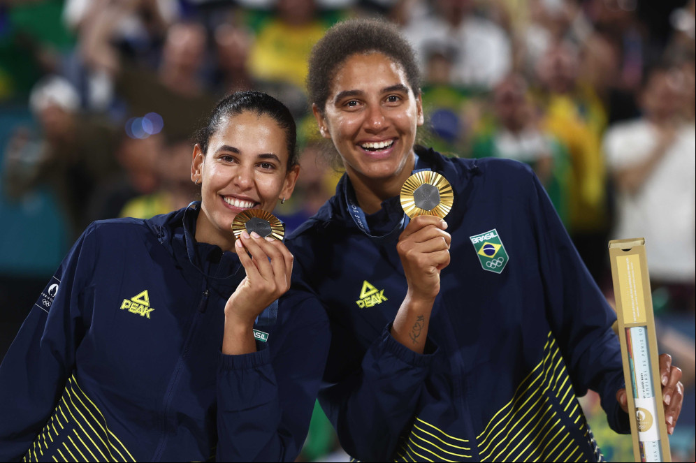 A dupla brasileira Duda e Ana Patricia venceram as canadenses Melissa e Brandie na final olímpica em Paris 2024 A dupla brasileira Duda e Ana Patricia venceram as canadenses Melissa e Brandie na final olímpica em Paris 2024