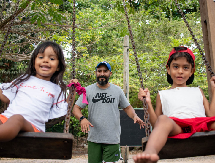 FORTALEZA, CEARÁ, BRASIL, 10-08-2024: Movimentação de famílias no Dia dos Pais no Parque do Cocó com algumas brincadeiras, piqueniques e alegria entre pais e filhos. (Foto: Samuel Setubal/ O Povo)