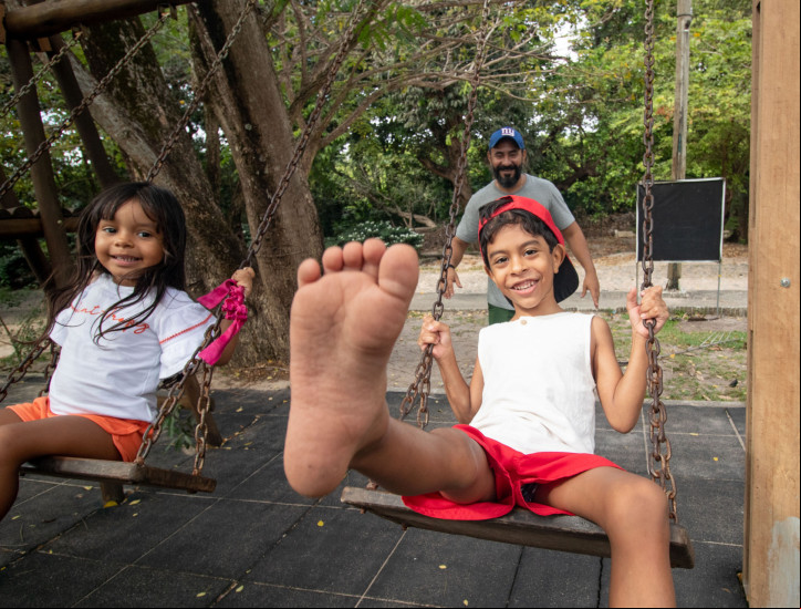 FORTALEZA, CEARÁ, BRASIL, 10-08-2024: Movimentação de famílias no Dia dos Pais no Parque do Cocó com algumas brincadeiras, piqueniques e alegria entre pais e filhos. (Foto: Samuel Setubal/ O Povo)