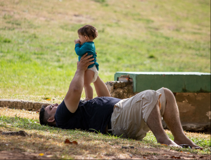 FORTALEZA, CEARÁ, BRASIL, 10-08-2024: Movimentação de famílias no Dia dos Pais no Parque do Cocó com algumas brincadeiras, piqueniques e alegria entre pais e filhos. (Foto: Samuel Setubal/ O Povo)