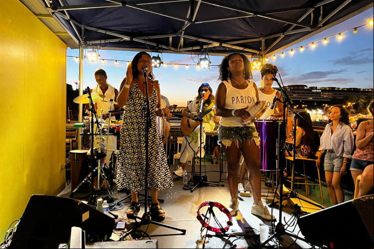 Grupo de samba Parioká se apresenta em Paris Grupo de samba Parioká se apresenta em Paris
