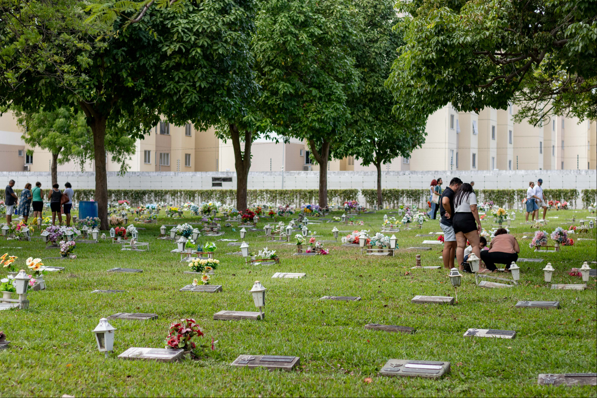 FORTALEZA, CEARÁ, BRASIL, 10-08-2024: Movimentação de famílias no Dia dos Pais no cemitério Parque da Paz com algumas homenagens entre pais, filhos e avós. (Foto: Samuel Setubal/ O Povo)