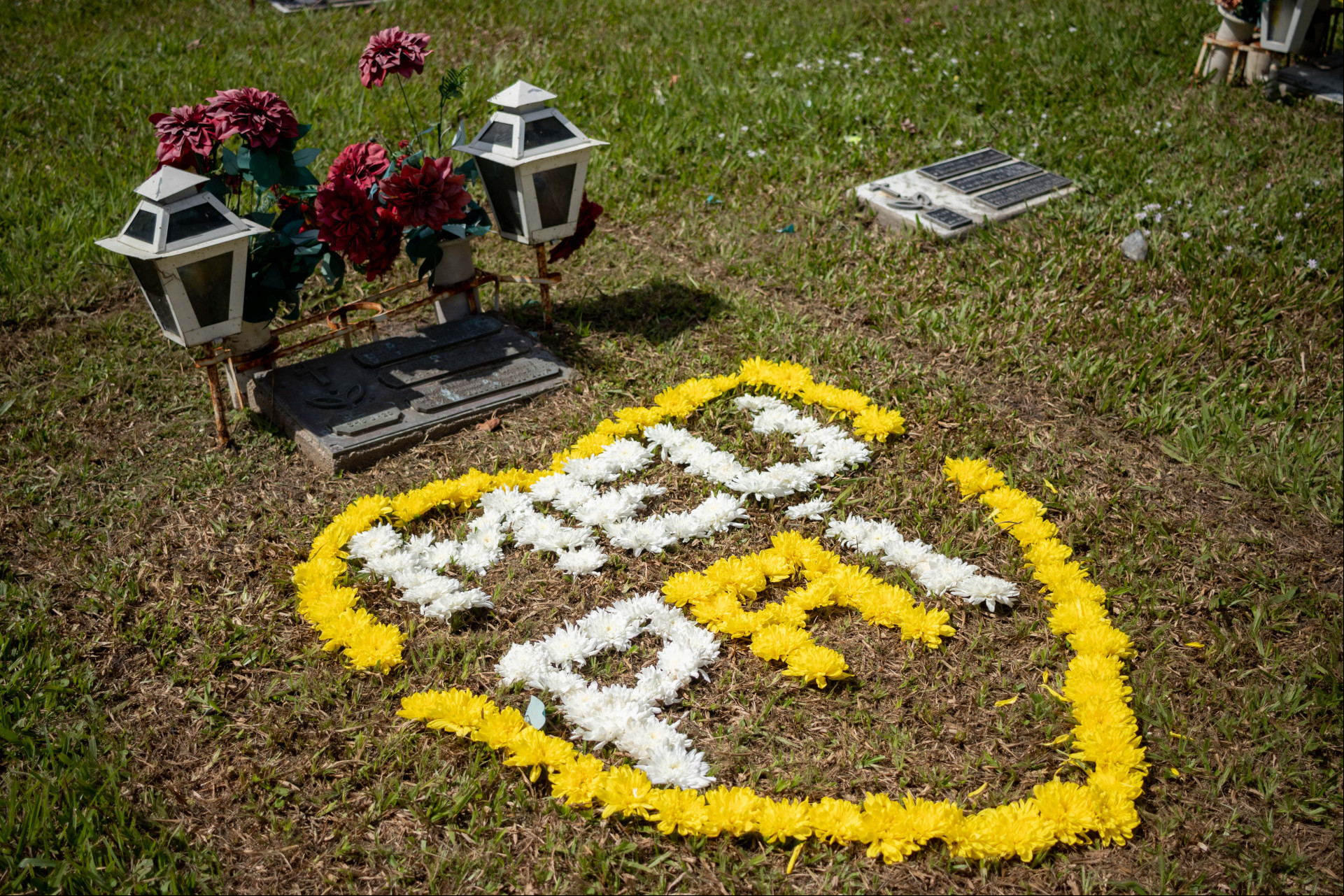 FORTALEZA, CEARÁ, BRASIL, 10-08-2024: Movimentação de famílias no Dia dos Pais no cemitério Parque da Paz com algumas homenagens entre pais, filhos e avós. (Foto: Samuel Setubal/ O Povo)