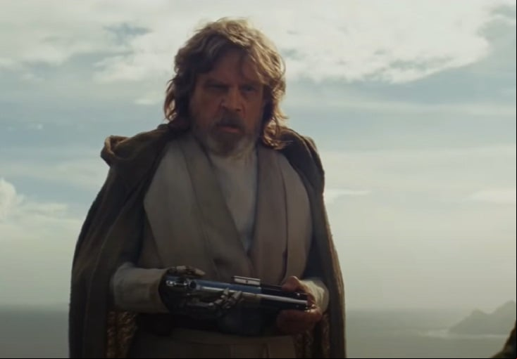 O lado negativo é a falta de diálogo com o filme anterior, O Despertar da Força. Bons personagens, como a capitã Phasma, são desperdiçados. Há incoerência sobre a importância de Snoke e o seu destino.