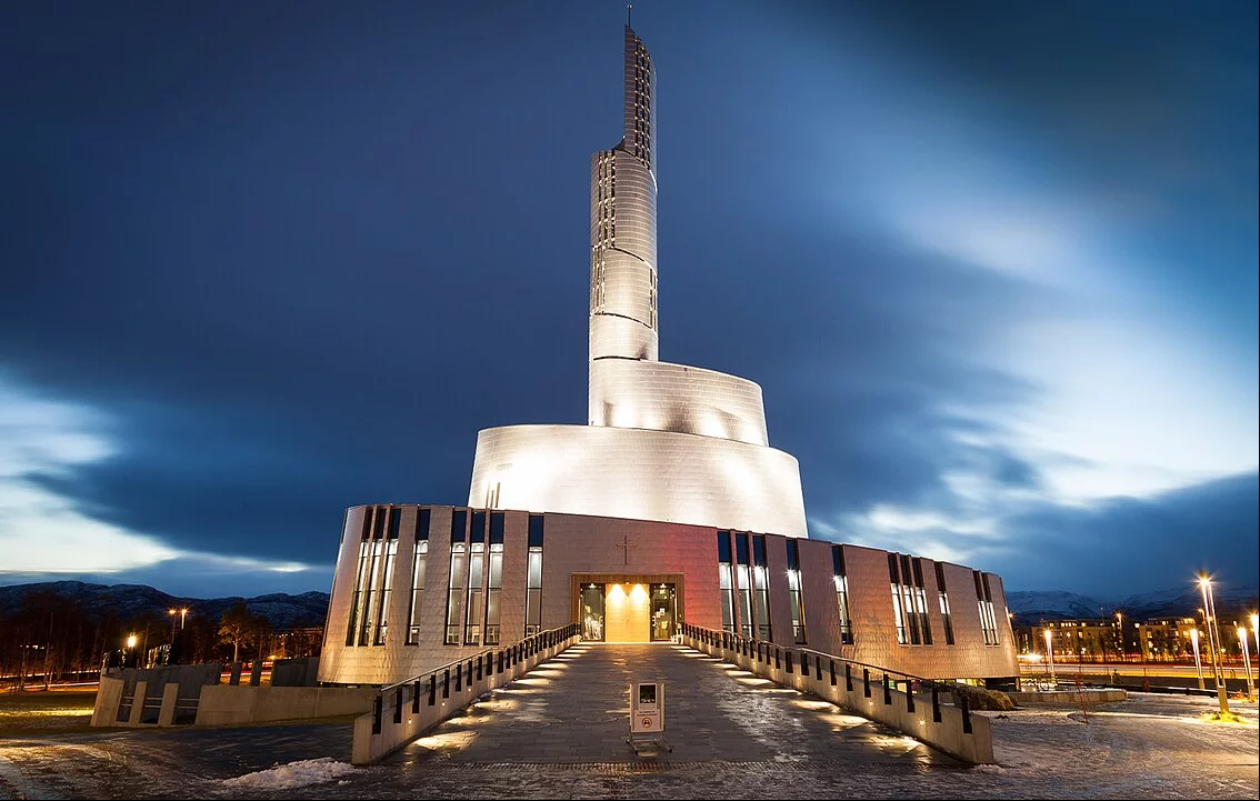 A catedral fica no município de Alta, no condado de Finnmark, e foi construída entre 2009 e 2013. O edifício é feito de concreto e madeira, com chapas de titânio em seu interior. A igreja é do segmento evangélico-luterano.