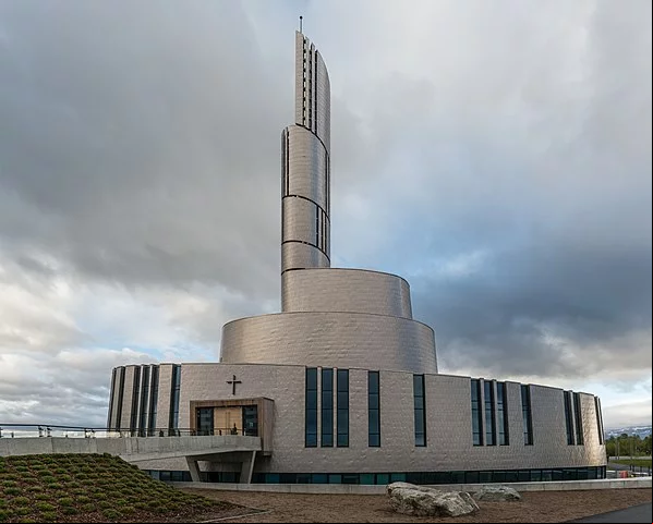 A aurora boreal é tão especial nos países nórdicos que a Nouega tem uma igreja construída num formato especial para lembrar o fenômeno. A Catedral da Aurora Boreal se destaca por uma grande espiral com um campanário.