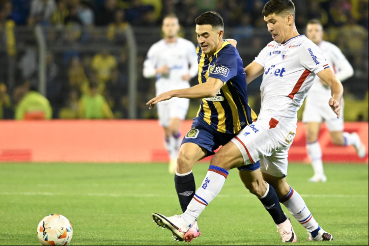 Lovera e Cardona disputam lance no jogo Rosario Central x Fortaleza, no Gigante de Arroyito, pelas oitavas de final da Copa Sul-Americana 2024