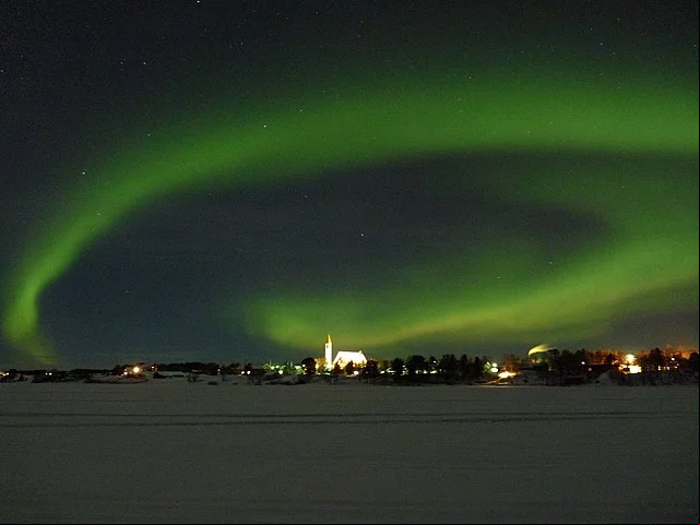 No hemisfério norte, a aurora boreal ocorre no Alasca, Canadá, Groelândia, Islândia, Noruega, Suécia, Finlândia e Rússia.