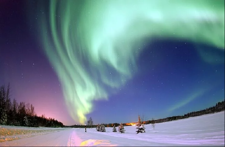 A aurora boreal possui características bastante diversificadas em termos de luz e formato devido às diferentes interações químicas que ocorrem na atmosfera durante a sua formação.